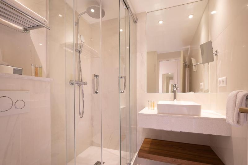 Classic Double Room image 3