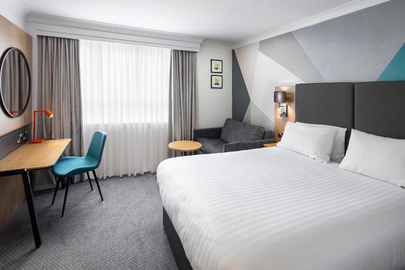 Standard Queen Room with Single Sofa Bed image 3