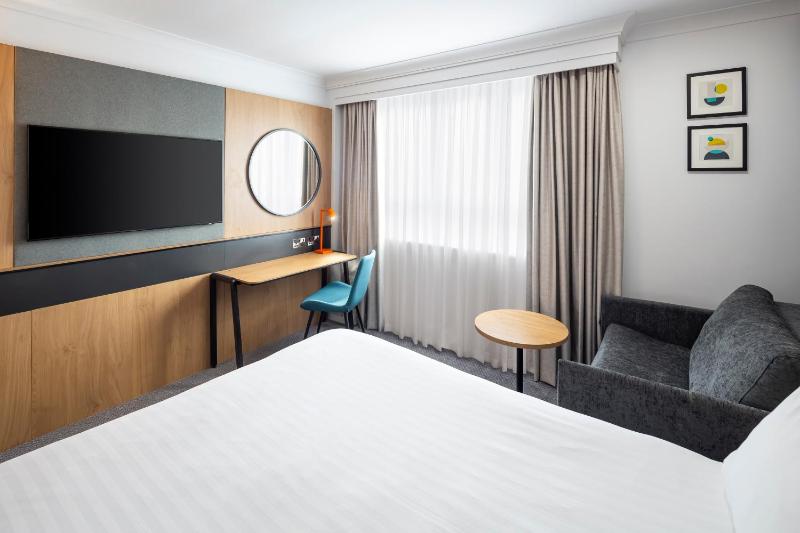 Standard Queen Room with Single Sofa Bed image 4