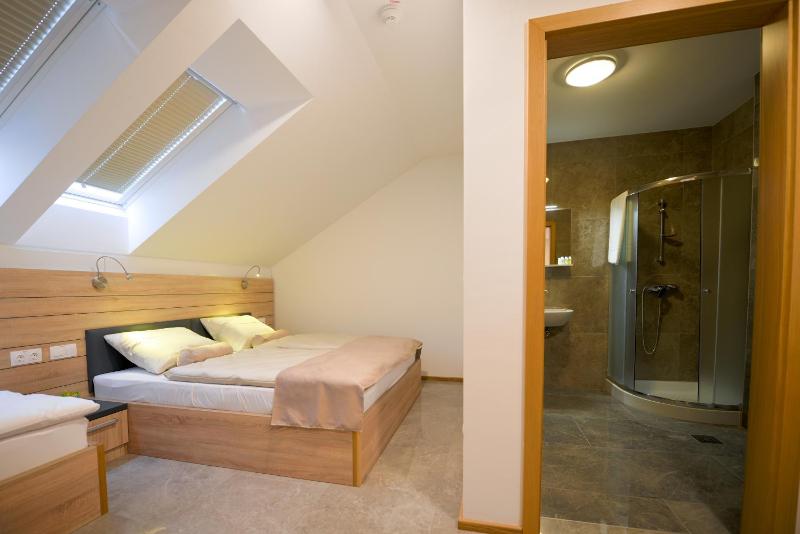 Classic Triple Room image 4