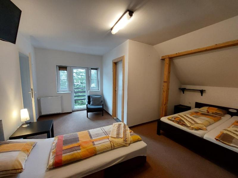 Triple Room with Shared Bathroom image 3