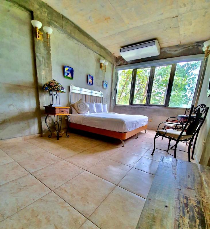 Deluxe King Room image 3