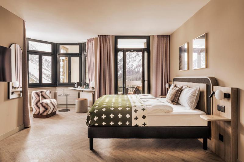 Deluxe Corner with Balcony image 4