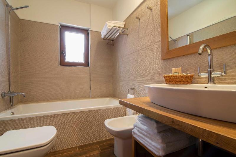 Deluxe Double Room image 3