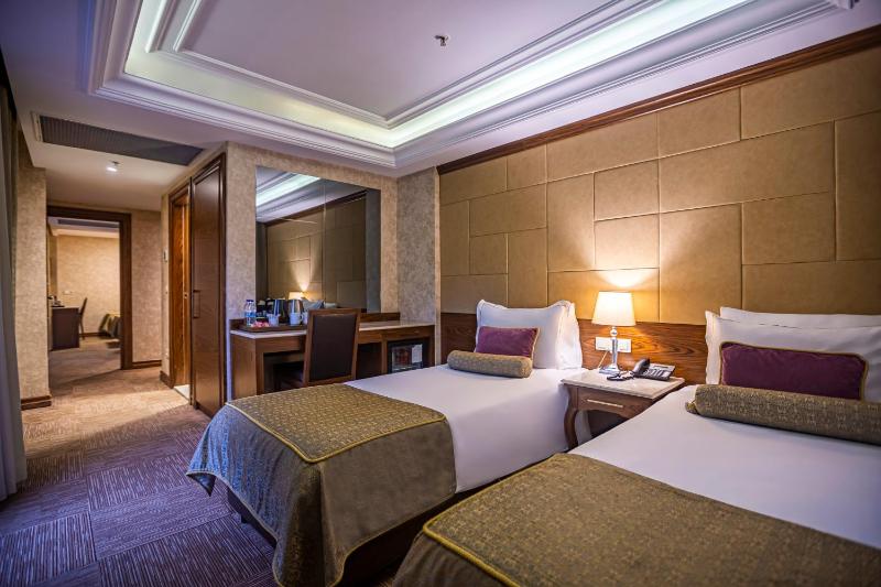 Two Connecting Double Rooms image 1