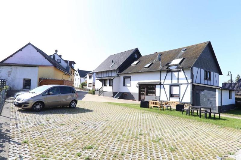 Seven-Bedroom House image 4