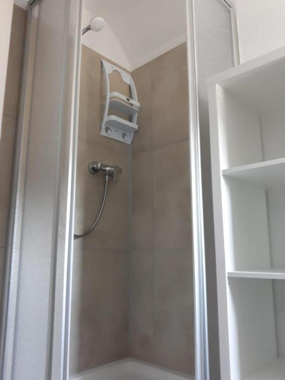 Seven-Bedroom House image 2