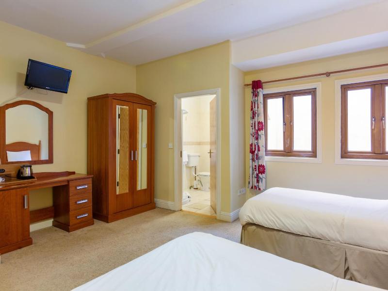 Twin Room image 3