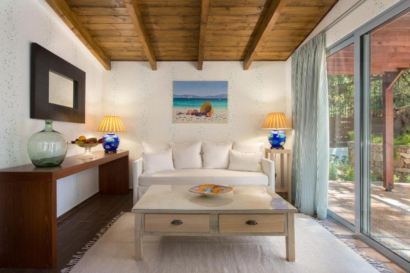 Deluxe Bungalow image 3