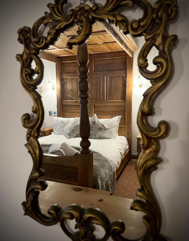 Double Room with Four Poster Bed image 3