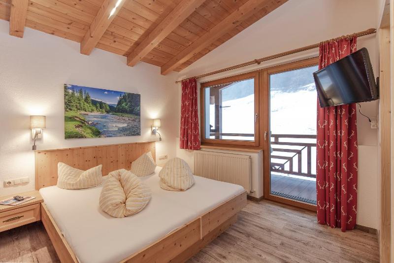 Standard Double Room image 3