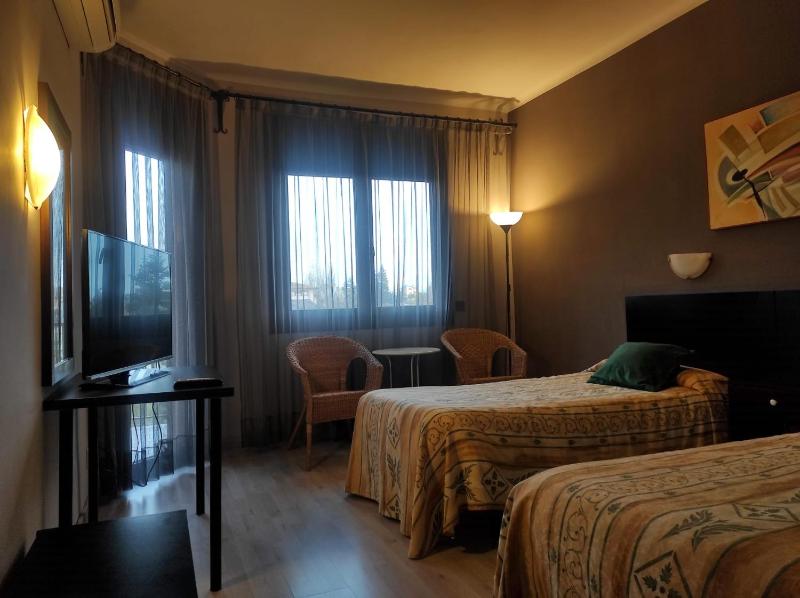 Double or Twin Room with Balcony image 4