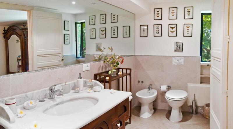 Suite with Garden View image 3