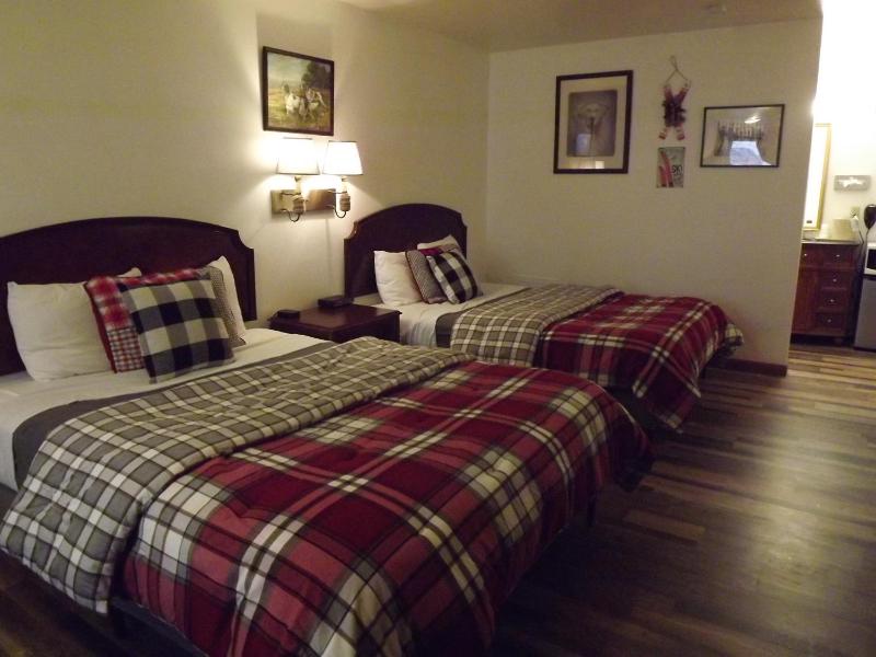 Queen Room with Two Queen Beds Dog Friendly image 4