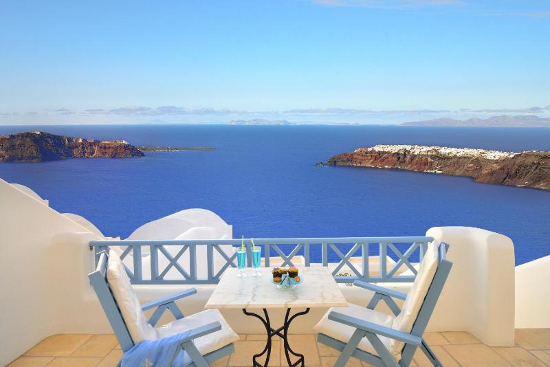Classic Double Room with Caldera View image 2