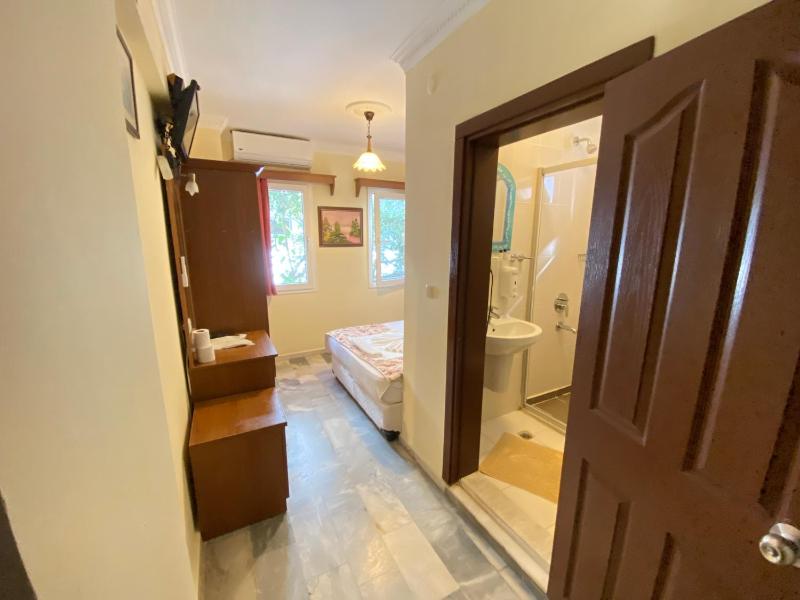 Standard Double or Twin Room image 3