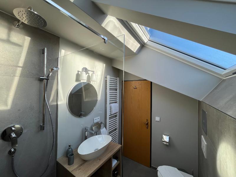 Apartment with Balcony - Annex (1 Adult) image 3