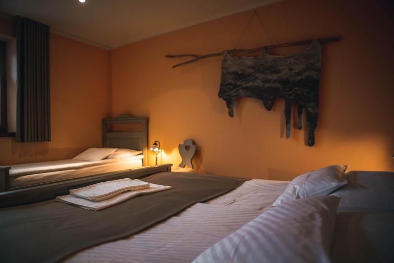 Triple Room with Balcony image 4
