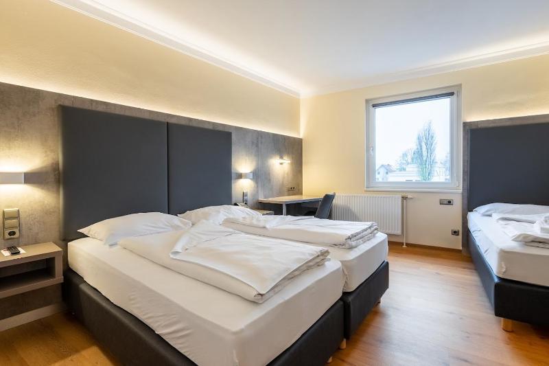 Basic Triple Room image 4