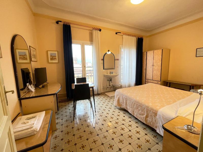 Double Room with Shared Bathroom image 4