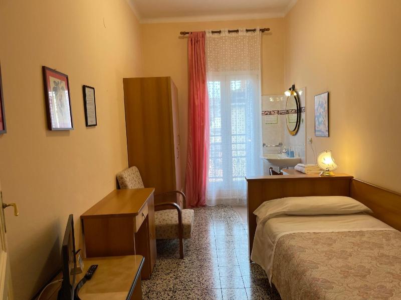 Single Room with Shared Bathroom image 1