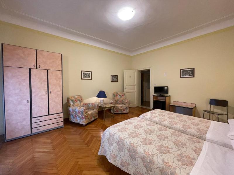 Twin Room with Shared Bathroom image 4