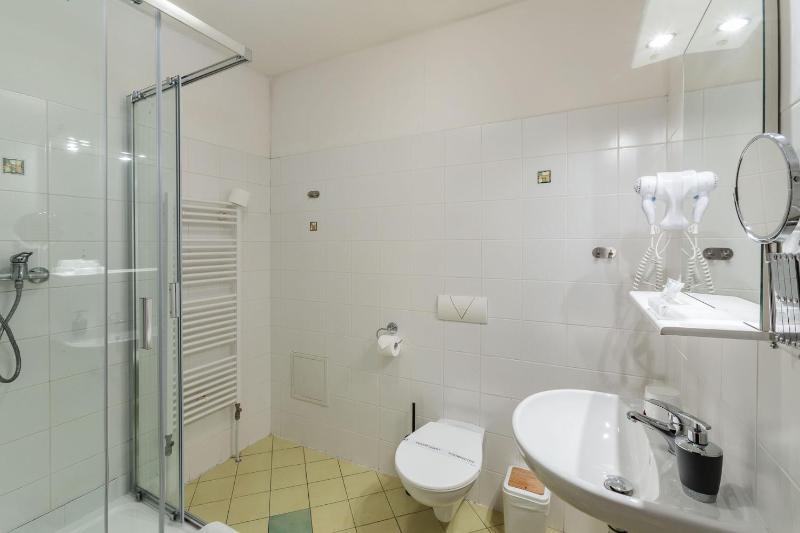 Double or Twin Room image 3