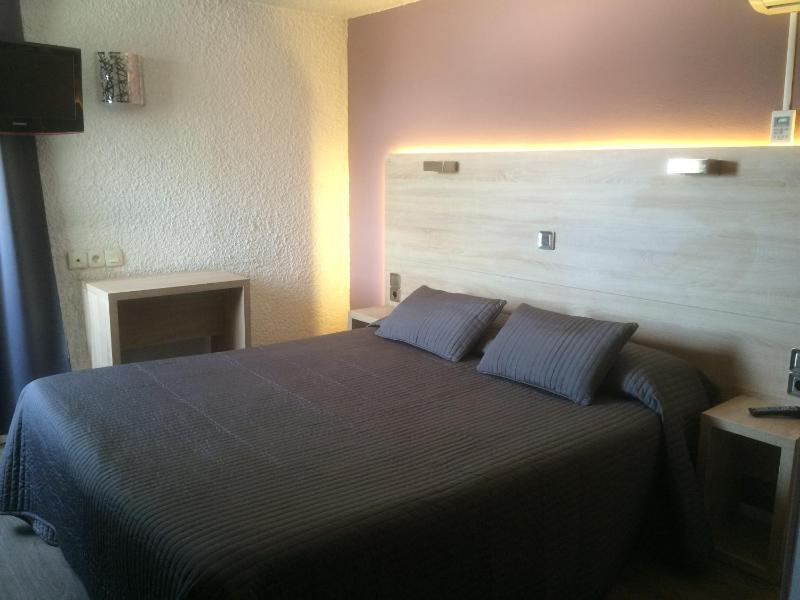 Standard Double Room image 3
