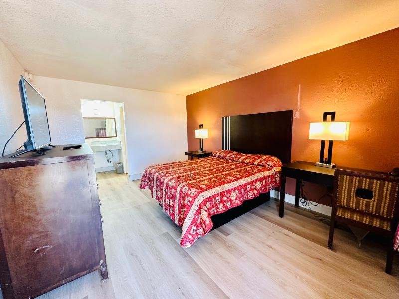 Standard Queen Room image 1