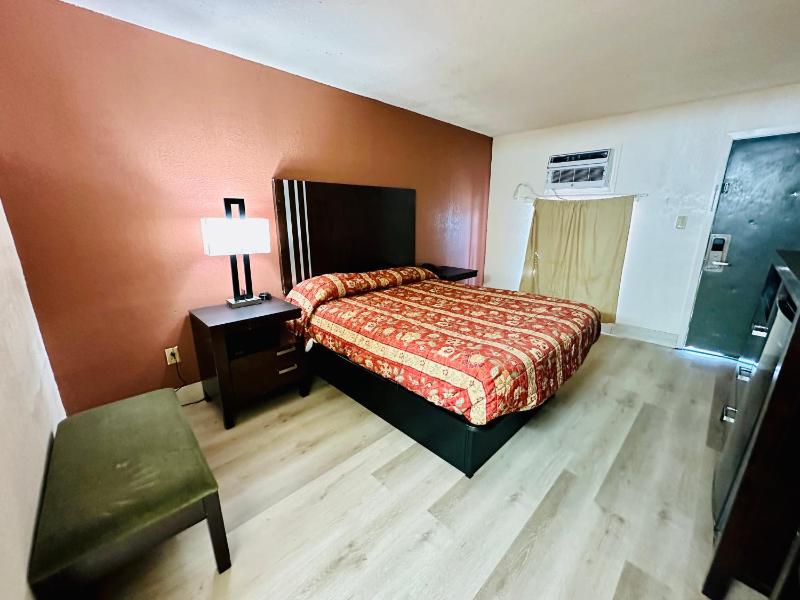 Standard Queen Room image 4