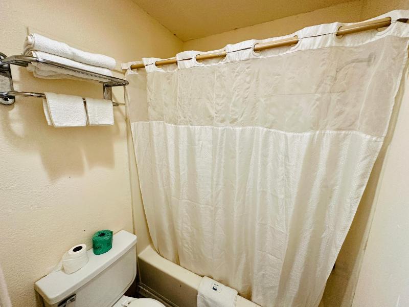 Standard Queen Room image 2