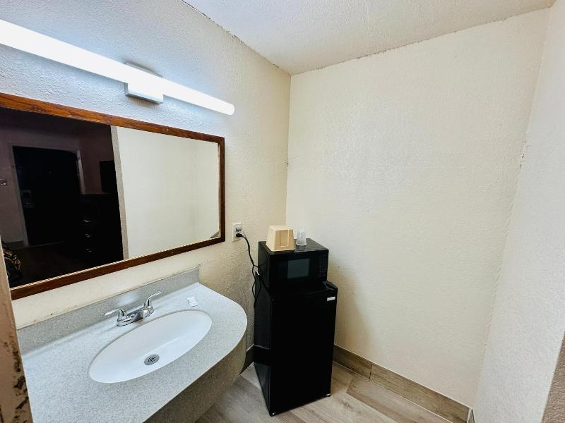 Standard King Room image 3