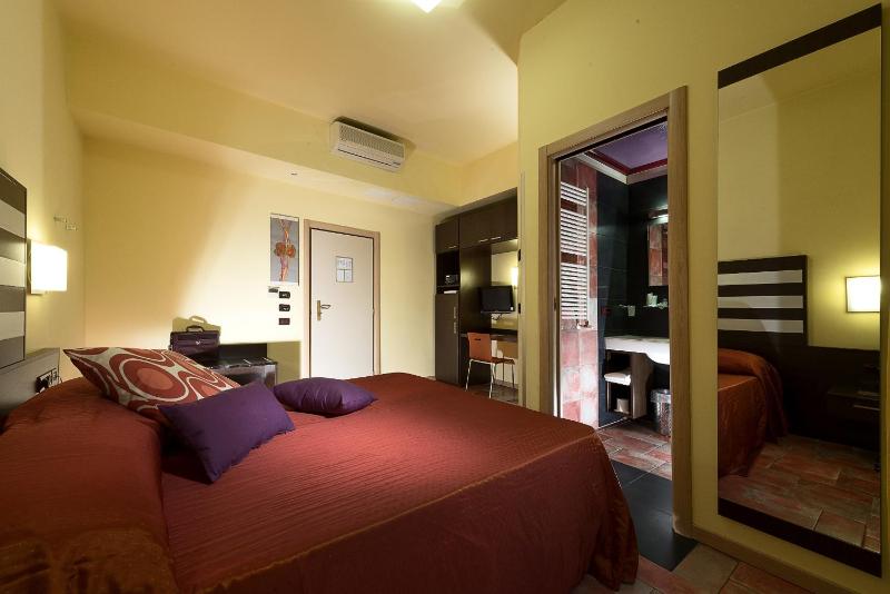 Standard Double Room image 3