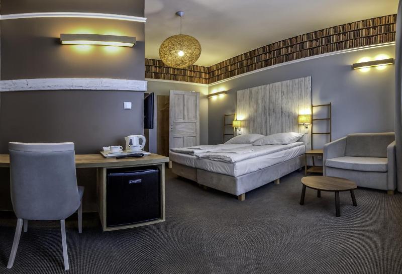 Deluxe Double or Twin Room with Balcony image 4