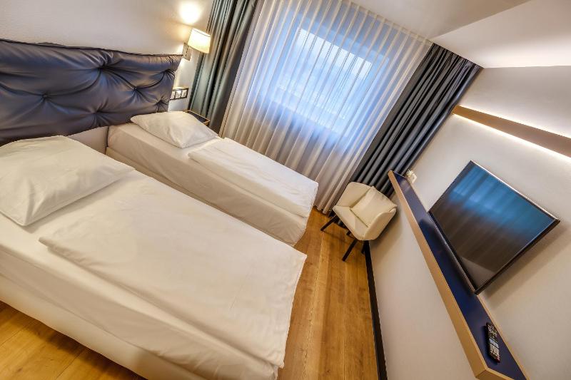 Standard Twin Room image 1