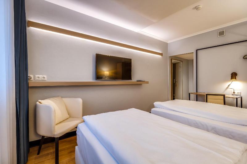 Standard Twin Room image 4
