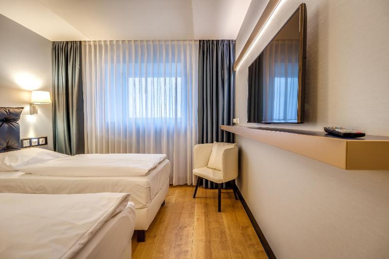 Standard Twin Room image 3