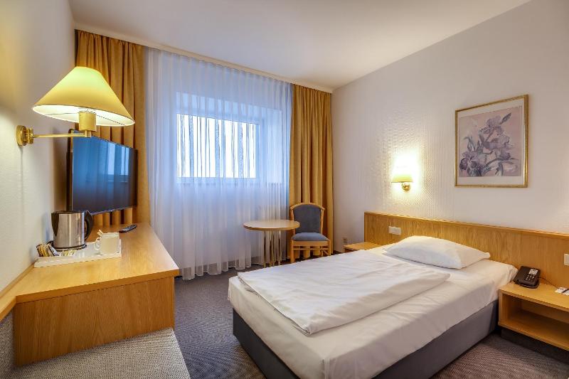 Economy Twin Room image 4