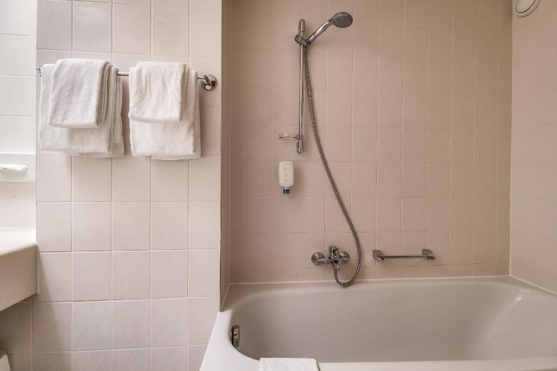 Economy Twin Room image 3