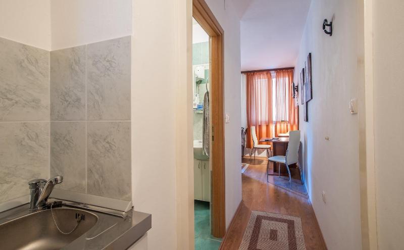 Studio Apartment image 3