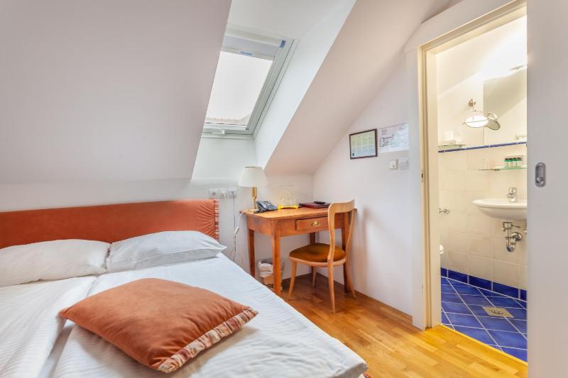 Standard Single Room image 3