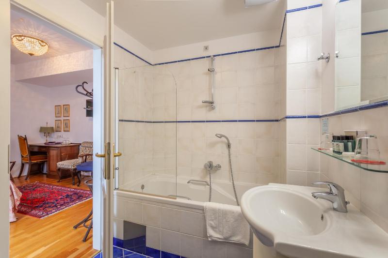 Standard Double Room image 4