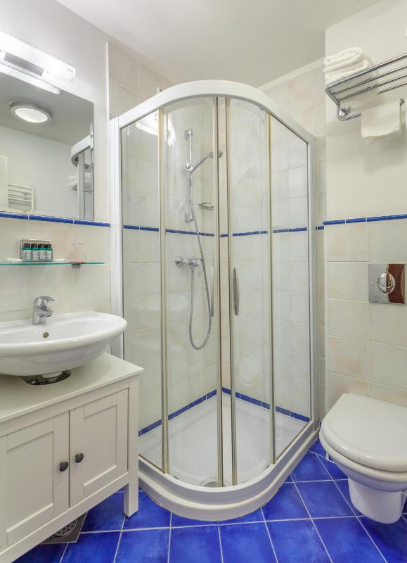Double or Twin Room with Balcony and Lake View image 3