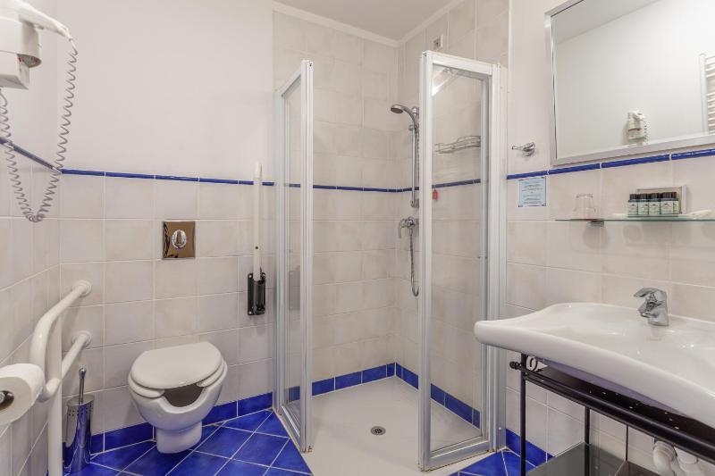 Double or Twin Room with Balcony and Lake View image 2