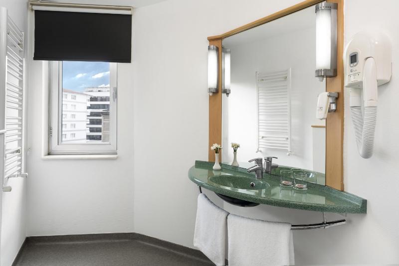 Standard Room with Two Single Beds image 4