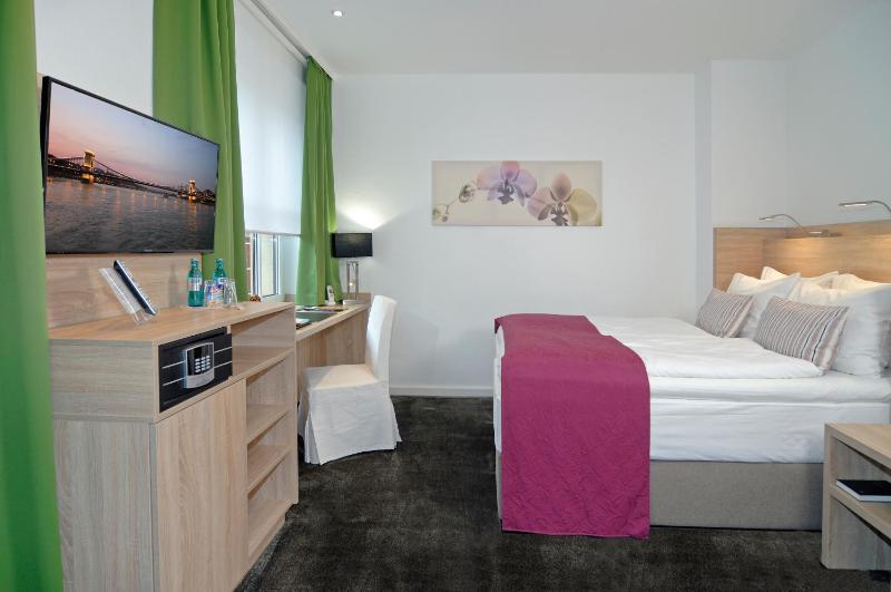 Deluxe Double Room with Shower image 3