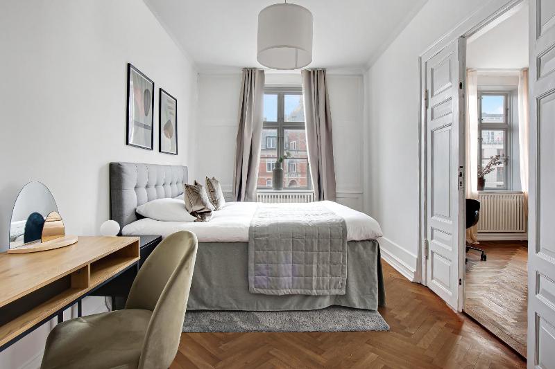 Square - Spacious 6-Bdr Apt Near Nyhavn - image 11