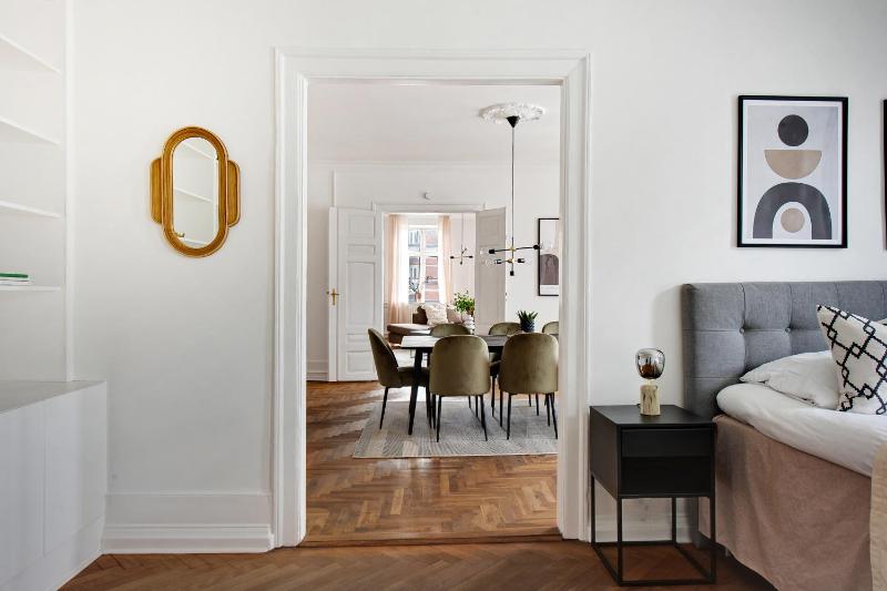 Square - Spacious 6-Bdr Apt Near Nyhavn - image 10