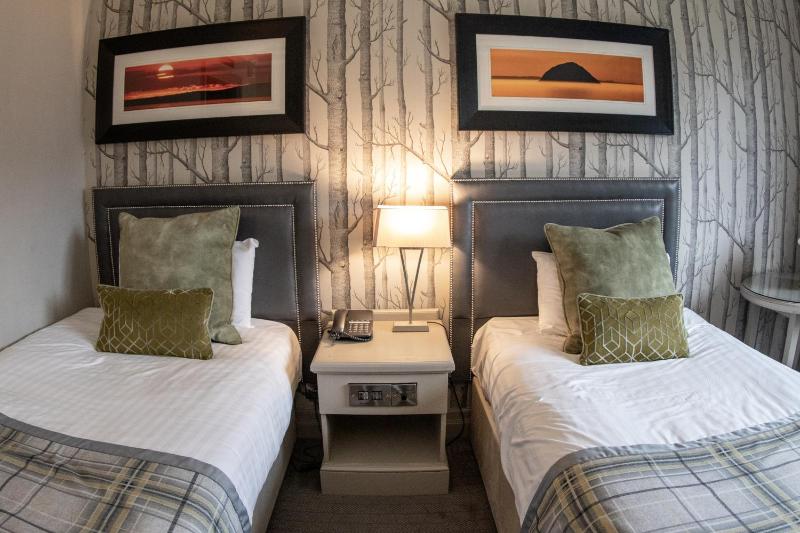 Twin Room image 4