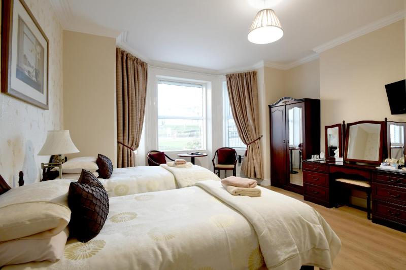 Classic Twin Room image 1